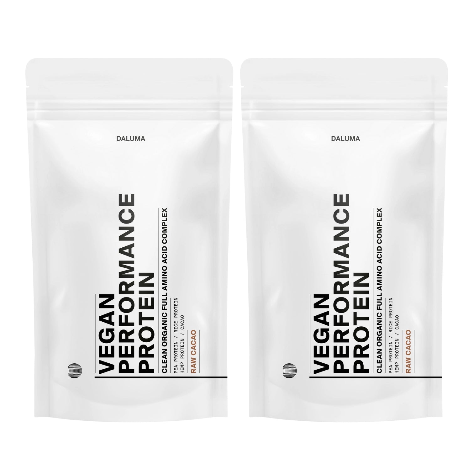 Zwei weiße, wiederverschließbare Beutel mit DALUMA VEGANES PERFORMANCE PROTEIN KAKAO DOUBLE stehen aufrecht und präsentieren diese vegane Bio-Proteinmischung mit minimalistischem schwarzem Text und dem Hinweis "Rohkakao" am Boden.