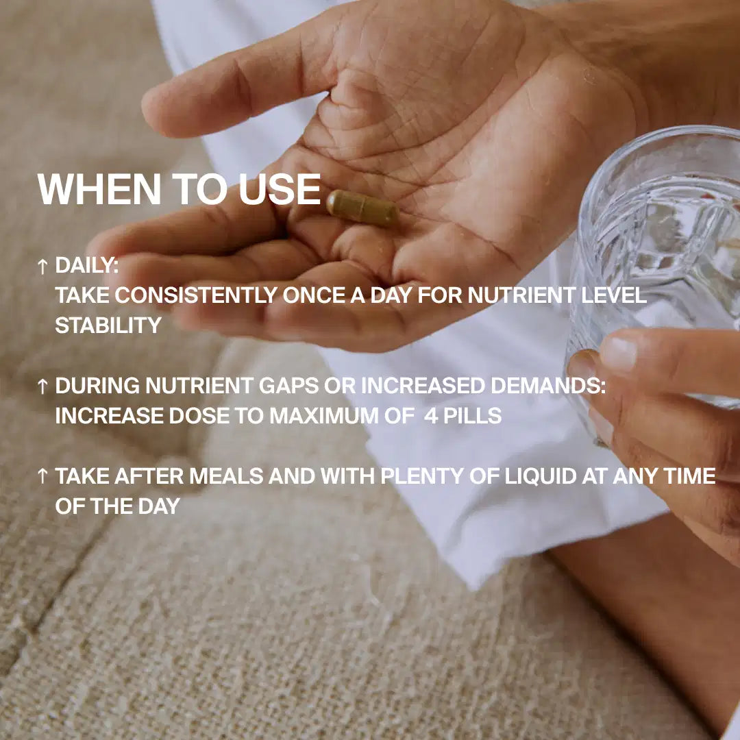 Eine Person hält eine Kapsel und ein Glas Wasser. Text überlagert: Nehmen Sie DALUMA 360 DAILY ESSENTIALS SUPPLEMENT täglich nach den Mahlzeiten mit reichlich Flüssigkeit ein.