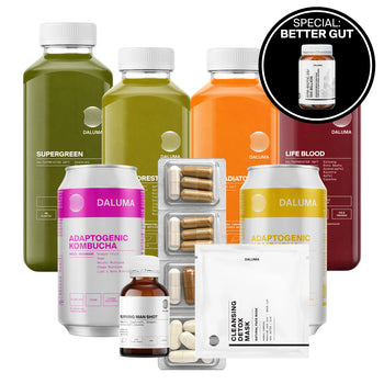 Eine Auswahl an DALUMA-Produkten, darunter BETTER GUT SAFTKUR 3 TAGE Saftreinigungsflaschen, adaptogene Kombucha-Dosen, Ergänzungskapseln, eine kleine Flasche und Entgiftungspakete für die Darmgesundheit.