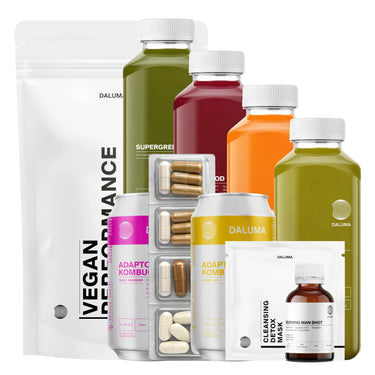 Eine Auswahl an DALUMA-Gesundheitsprodukten, darunter die BETTER SHAPE SAFTKUR 3 TAGE Reinigungskur mit grünen, roten und orangen Säften, Kapseln, einem veganen Proteinbeutel und Ergänzungsbeuteln.