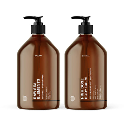 Zwei braune Pumpflaschen von Daluma-shop BODY CARE DUO - Raw Sea Elements Shower Gel und High Dose Body Balm - stehen nebeneinander auf einem weißen Hintergrund.
