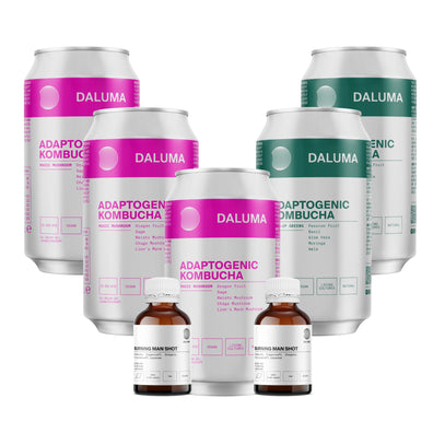 Ein Halbkreis aus fünf DALUMA DAILY KOMBUCHA BOOSTER PACKAGE Dosen mit rosa und grünem Etikett steht hinter drei "Morning Man Shot"-Flaschen, die auf weißem Hintergrund die Kraft der probiotischen Kulturen für eine ausgewogene Darmflora präsentieren.