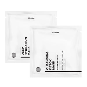 Das DALUMA 2x MASK BUNDLE enthält zwei weiße Beutel mit minimalistischer schwarzer Aufschrift: eine Deep Hydration Mask und eine Cleansing Detox Mask.