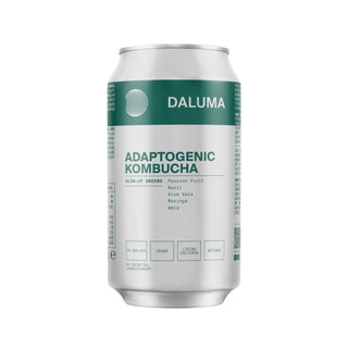 Eine silberne DALUMA-Dose mit grünen Akzenten mit der Aufschrift GLOW UP GREENS MARACUJA KOMBUCHA enthält Passionsfrucht, Basilikum, Aloe Vera, Moringa und Amla. Vegane und natürliche Zutaten unterstützen die Darmgesundheit mit probiotischen Kulturen. Erhältlich als 24er-Pack.