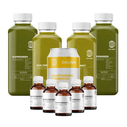 Eine Auswahl von DALUMA-Produkten, einschließlich GREEN JUICE PLUS SAFTKUR 3 TAGE Flaschen und anderen Getränken, angeordnet vor einem weißen Hintergrund.