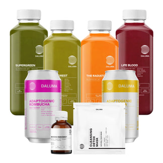 Entdecken Sie die BESSERE SAFTKUR - 7 TAGE von DALUMA: ein kuratiertes Set mit grünen, orangefarbenen und roten biologisch kaltgepressten Säften, zwei Kombucha-Dosen, einer Morning Man Shot-Flasche und einem Beutel mit einer reinigenden Detox-Maske.