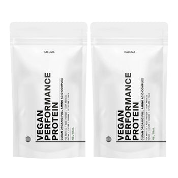 Zwei weiße wiederverschließbare Beutel mit der Aufschrift VEGANES PERFORMANCE PROTEIN NEUTRAL DOUBLE von DALUMA stehen Seite an Seite. Das minimalistische Design weist einen fetten schwarzen Text auf und unterstreicht diese pflanzliche Proteinquelle für den Muskelaufbau mit einem kleinen Neutral-Geschmacksetikett.