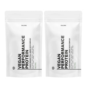 Zwei weiße wiederverschließbare Beutel mit der Aufschrift VEGANES PERFORMANCE PROTEIN NEUTRAL DOUBLE von DALUMA stehen Seite an Seite. Das minimalistische Design weist einen fetten schwarzen Text auf und unterstreicht diese pflanzliche Proteinquelle für den Muskelaufbau mit einem kleinen Neutral-Geschmacksetikett.