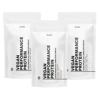 Drei weiße, wiederverschließbare Beutel mit DALUMA VEGANES PERFORMANCE PROTEIN ALL FLAVORS sind in einer Reihe angeordnet. Die minimalistische Verpackung zeigt fetten schwarzen Text. Dieses pflanzliche Protein hat den Geschmack von Creamy Vanilla und einen Aminosäurekomplex.