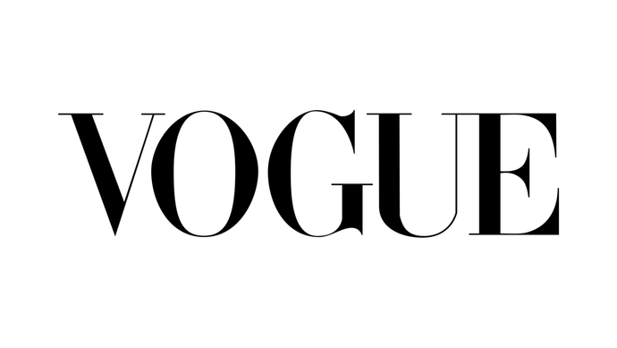 Das Bild zeigt das Wort VOGUE in großen, fetten, schwarzen Serifenbuchstaben auf einem weißen Hintergrund. Dies ist das ikonische Logo der Modezeitschrift Vogue.