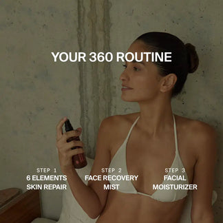 Eine Frau im Bikini sitzt in einem Haus und hält das DALUMA FACE RECOVERY MIST GESICHTSSPRAY an ihr Gesicht. Der Text lautet: IHRE 360-ROUTINE, mit Schritten zur Hautreparatur, FACE RECOVERY MIST und Gesichtsfeuchtigkeitscreme für optimalen Hautschutz.