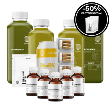 Eine Auswahl an DALUMA-Gesundheitsprodukten, darunter Flaschen mit GREEN JUICE PLUS SAFTKUR 5 TAGE, Nahrungsergänzungsmittel, Kapsel-Blisterpackungen, Proteinpakete, eine Kombucha-Dose und ein rundes Etikett mit der Aufschrift "-50% PROTEIN SPECIAL".