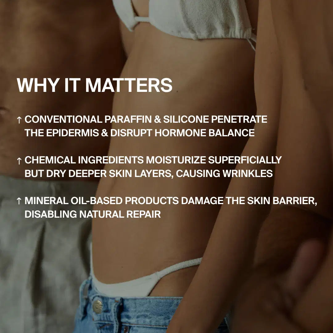 Nahaufnahme von Menschen in Badeanzügen mit Text über schädliche Hautpflegestoffe, der hervorhebt, wie DALUMA HIGH DOSE BODY BALM mit Arganöl die Haut mit Feuchtigkeit versorgt und Falten reduziert, um ein gesünderes, ausgeglicheneres Aussehen zu erzielen.