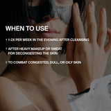 Eine Person mit einer schwarzen DALUMA CLEANSING AKTIVKOHLE FACE MASK im Gesicht hält das Produkt. Text überlagert: 1-2x wöchentlich, nach starkem Make-up oder Schwitzen, oder bei verstopfter, fahler oder fettiger Haut anwenden.