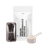 Ein weißer Beutel mit der Aufschrift DALUMA VEGANES PERFORMANCE PROTEIN VANILLE steht hinter einer Metallschale mit Vanilleschoten und einem Metallmessbecher mit veganem Proteinpulver, alles vor einem schlichten weißen Hintergrund.