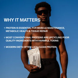 Ein durchtrainierter, hemdloser Mann mit Sonnenbrille hält einen Beutel mit DALUMA VEGANES PERFORMANCE PROTEIN ALL FLAVORS im Freien. Der Text hebt die Vorteile von pflanzlichem Eiweiß für Muskeln, Gesundheit und saubere Ernährung hervor und warnt gleichzeitig vor minderwertigen konventionellen Proteinen.