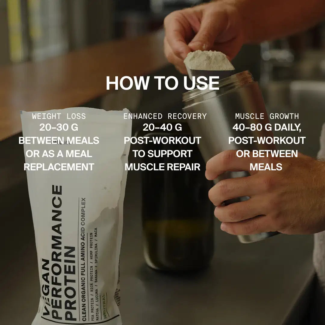 Eine Person bereitet einen Shake mit DALUMA VEGANES PERFORMANCE PROTEIN NEUTRAL DOUBLE neben dem Beutel zu. Der Text hebt hervor, wie veganes Protein die Gewichtsabnahme, die Erholung und den Muskelaufbau unterstützt.