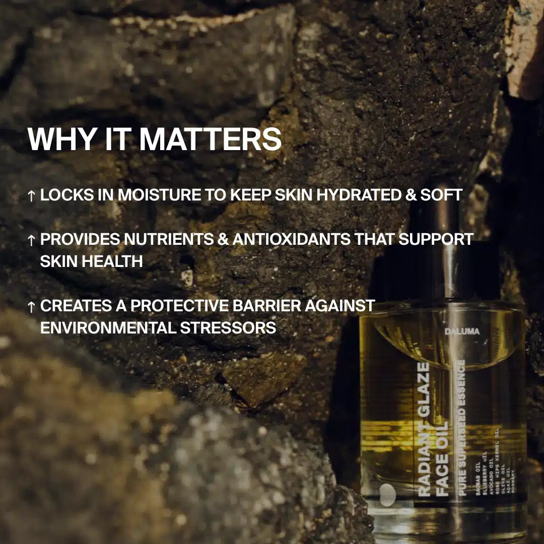 Ein klarer Flakon von DALUMA RADIANT GLAZE GESICHTSÖL ruht auf dunklen Steinen und hebt seine natürlichen Inhaltsstoffe hervor, die Feuchtigkeit einschließen, mit Antioxidantien und Nährstoffen nähren und die Haut im Rahmen der Hautpflege schützen.