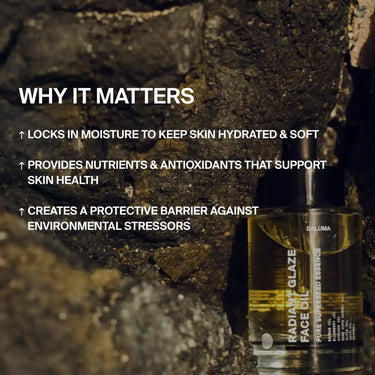 Ein klarer Flakon von DALUMA RADIANT GLAZE GESICHTSÖL ruht auf dunklen Steinen und hebt seine natürlichen Inhaltsstoffe hervor, die Feuchtigkeit einschließen, mit Antioxidantien und Nährstoffen nähren und die Haut im Rahmen der Hautpflege schützen.