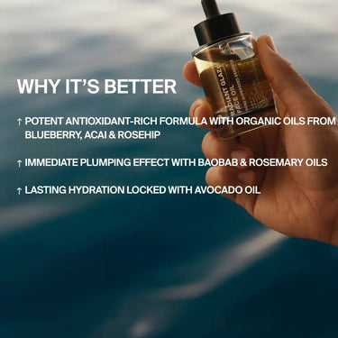 Eine Hand hält eine RADIANT GLAZE GESICHTSÖL Tropfflasche von DALUMA vor unscharf-blauem Hintergrund. Text zeigt Hautpflegevorteile, antioxidative natürliche Inhaltsstoffe, aufpolsternden Effekt und langanhaltende Feuchtigkeit für strahlende Haut.