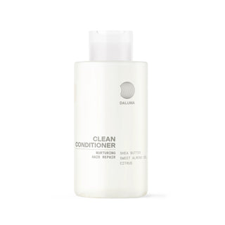 Der minimalistische weiße Flakon von DALUMA CLEAN HAIR CONDITIONER bietet pflegenden Haaraufbau und Repair mit Sheabutter, Süßmandelöl und Zitrusfrüchten. Der weiße Flip-Top-Verschluss verschließt die Feuchtigkeit für trockenes Haar.
