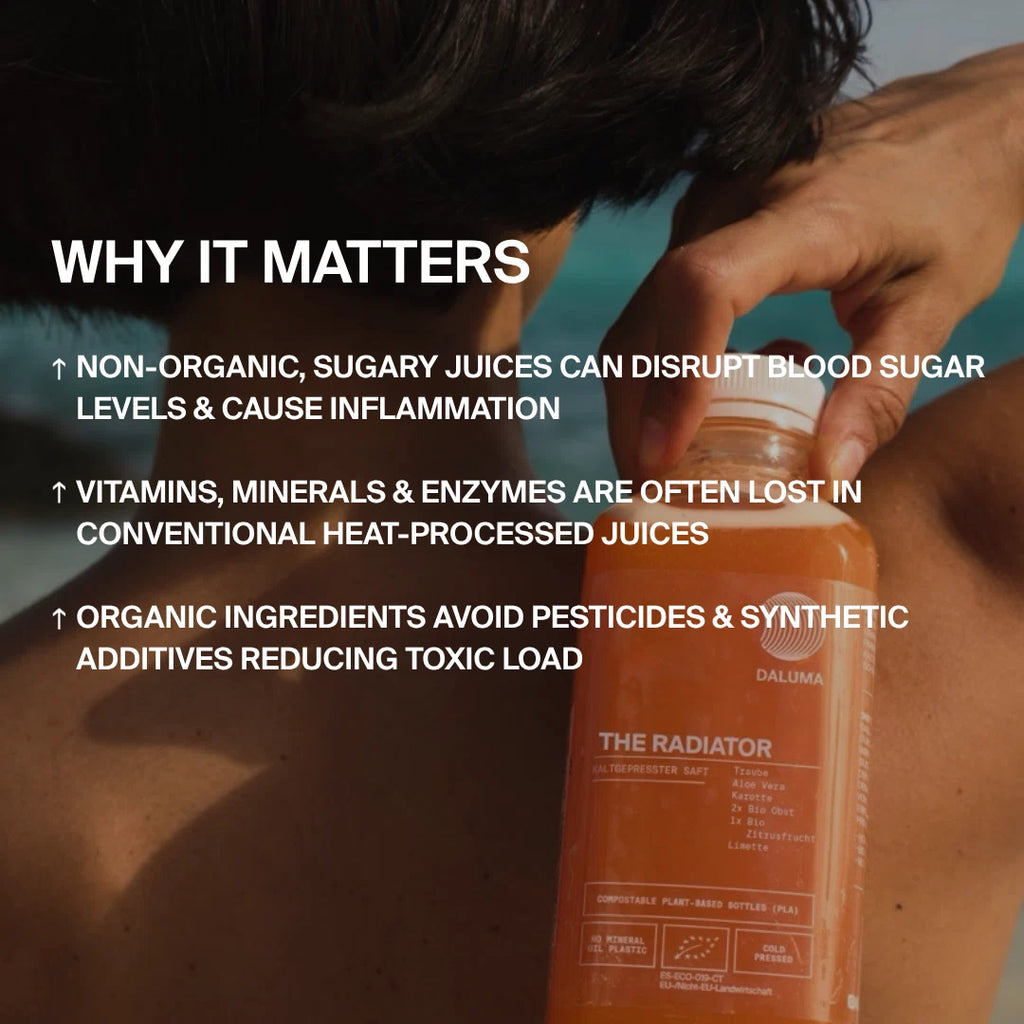 Eine Person hält eine Flasche DAILY FEEL GOOD JUICE PACKAGE von DALUMA an ihre Schulter. Der Text hebt hervor, warum biologische, kaltgepresste Säfte helfen: Reduzierung der Pestizidaufnahme und Verringerung der toxischen Belastung des Körpers.