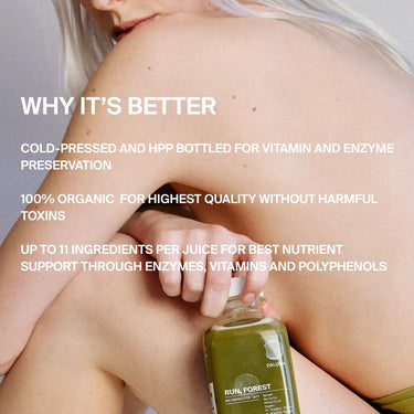 Eine Person mit langem, hellem Haar sitzt teilweise nackt da und hält ein DALUMA RUN, FOREST GREEN JUICE 6 PACK. Der eingeblendete Text hebt die Bio-Zutaten, die Erhaltung der Nährstoffe durch Kaltpressverfahren und die Vorteile des Saftes hervor.