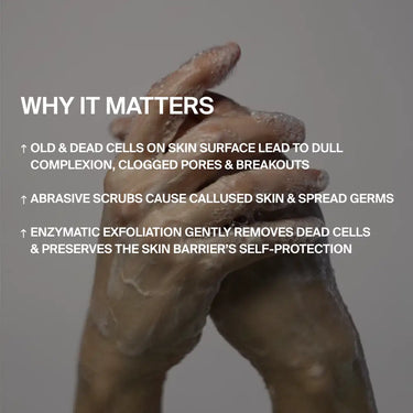 Zwei in Seifenschaum verschränkte Hände mit einem Text, der hervorhebt, dass DALUMA FOREST SEED GEL PEELING HANDSEIFE ein sanftes Peeling mit Aprikosensamen durchführt und dabei harte Peelings für eine gesündere Haut vermeidet.