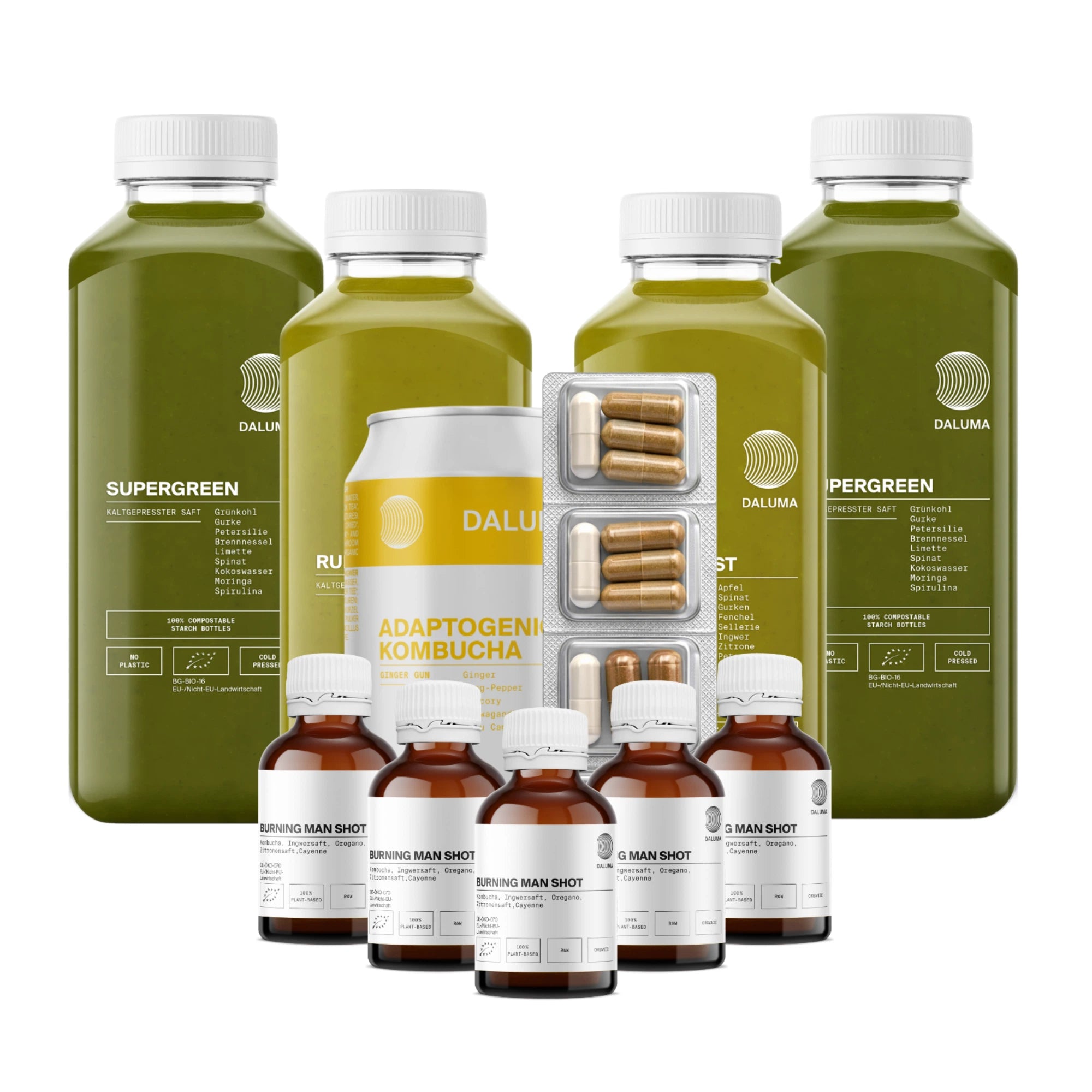 Erleben Sie die DALUMA GREEN JUICE PLUS SAFTKUR 5 TAGE: Wellness-Essentials, bestehend aus grünen Saftflaschen, einer Kombucha-Dose, Kapseln und fünf braunen Glasflaschen - hübsch arrangiert auf weißem Hintergrund für Ihre fünftägige Reinigung.