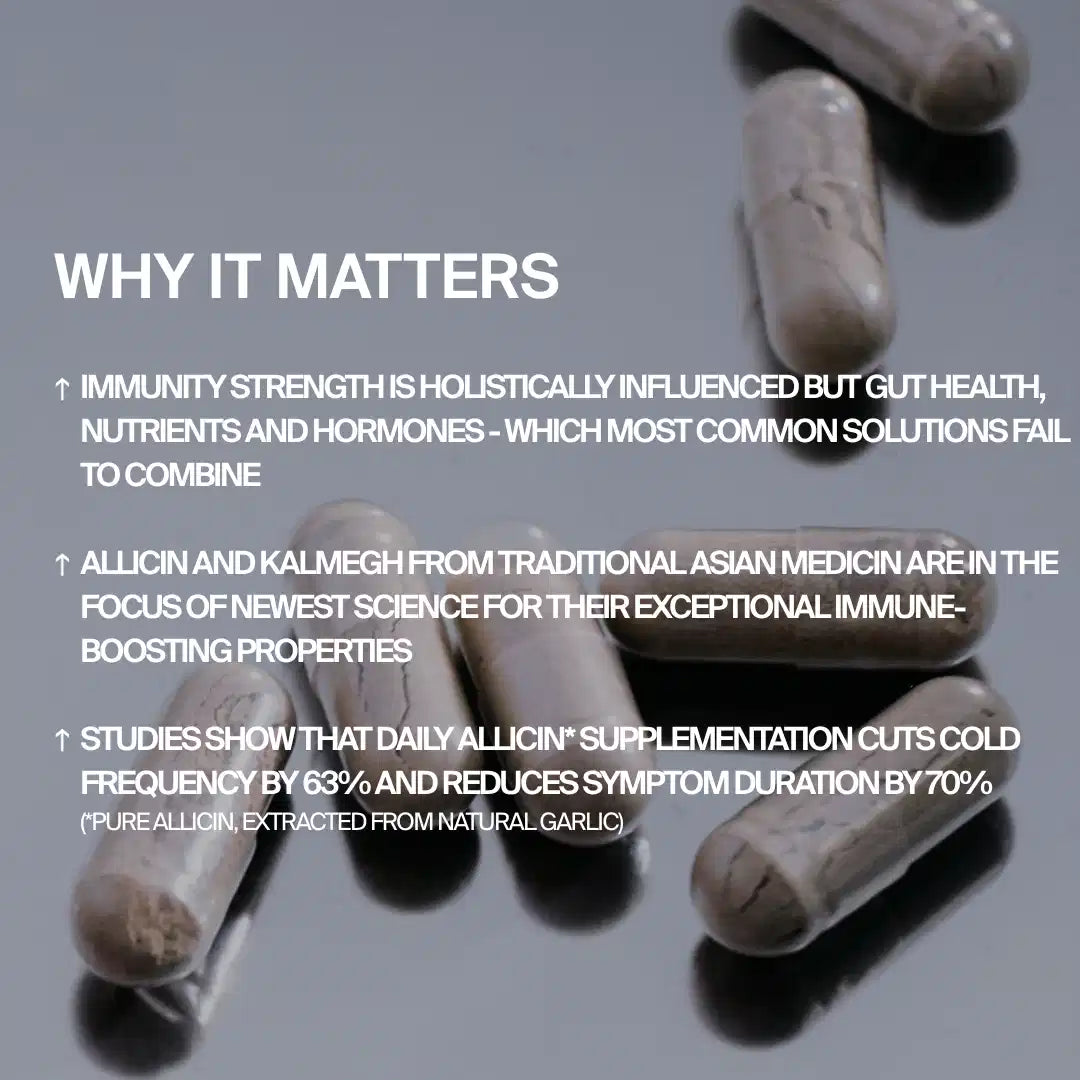 Fünf DEFENCE DUO Kapseln von DALUMA ruhen auf einer glatten grauen Oberfläche neben einem Text, der die Rolle der Immunabwehr, der traditionellen asiatischen Medizin und der täglichen Einnahme von Allicin für die Gesundheit des Immunsystems betont.