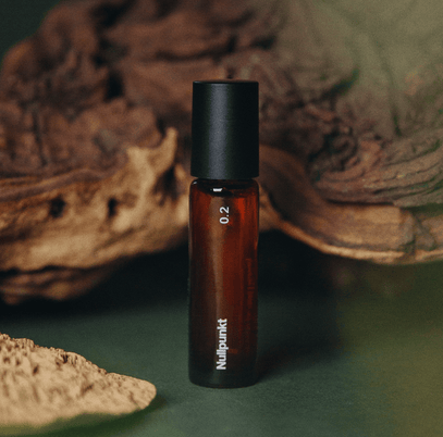 Ein kleines Braunglasfläschchen mit schwarzem Verschluss und der Aufschrift 