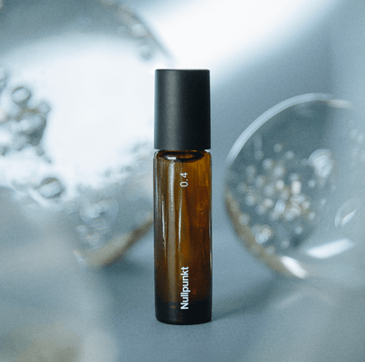 Eine kleine Braunglasflasche mit schwarzer Kappe und der Aufschrift 