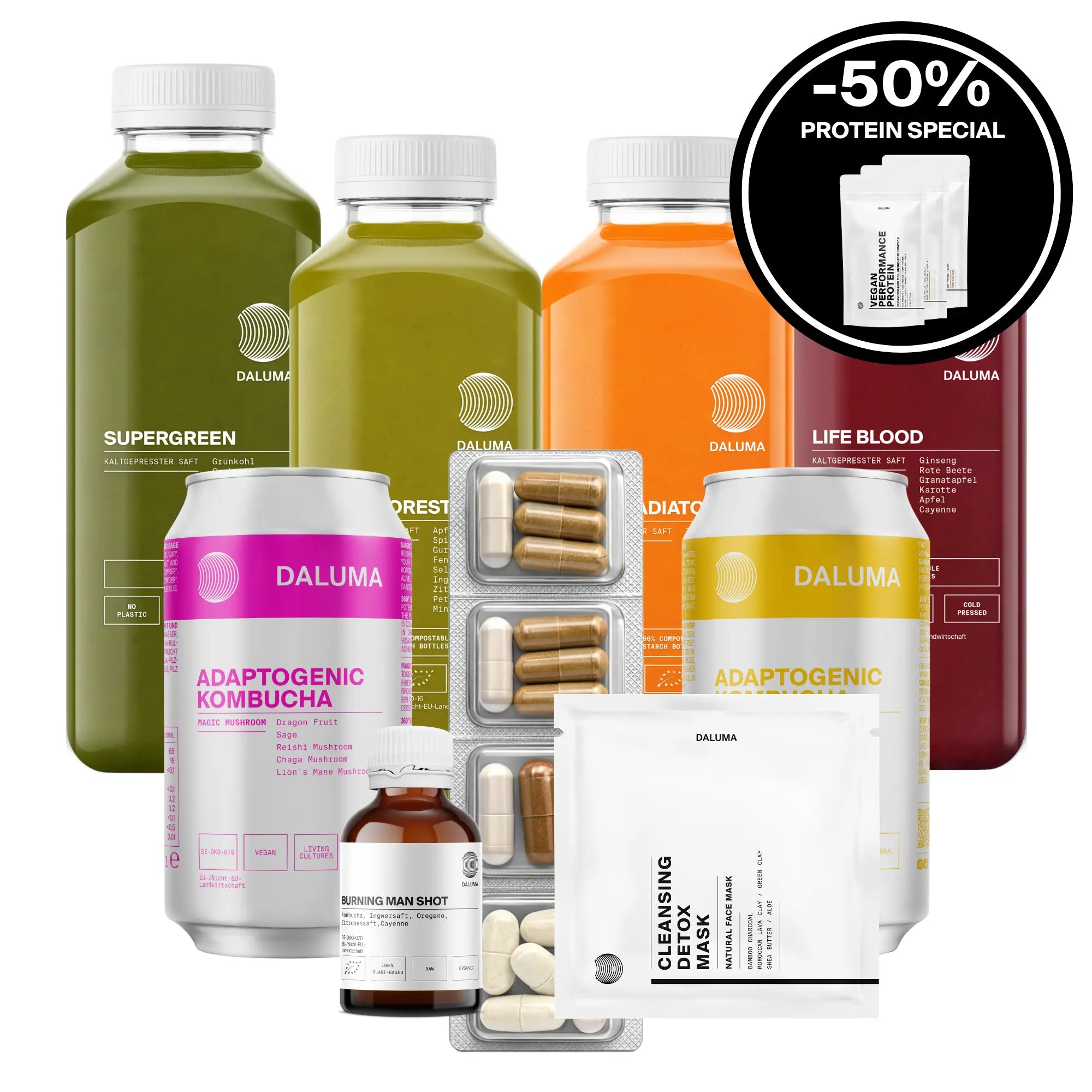 Das Set BESSERE SAFTKUR PLUS - 7 TAGE von DALUMA enthält vier Saftflaschen, zwei Dosen, Ergänzungsblister, eine kleine Flasche mit Kapseln und zwei Pulverpäckchen. Ein kreisförmiges Etikett weist auf ein -50% Protein Special hin. Perfekt für Ihre 7-tägige Saftkur.