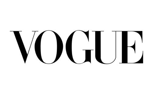 Das Wort VOGUE in fetten, eleganten schwarzen Serifenbuchstaben auf weißem Hintergrund, das das Logo der bekannten Modezeitschrift darstellt.