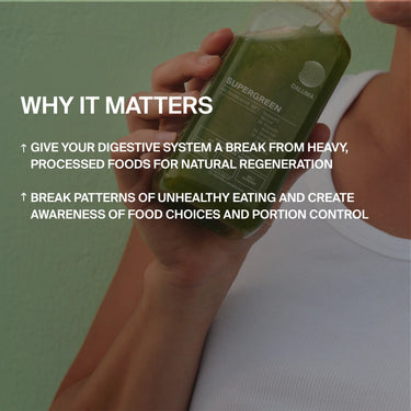 Eine Person in einem weißen Tank-Top hält den GREEN JUICE PLUS SAFTKUR 5 TAGE von DALUMA. Der Text hebt hervor, wie die kaltgepressten Bio-Gemüsesäfte die Verdauung und gesunde Gewohnheiten unterstützen - perfekt für eine 5-tägige Saftkur.