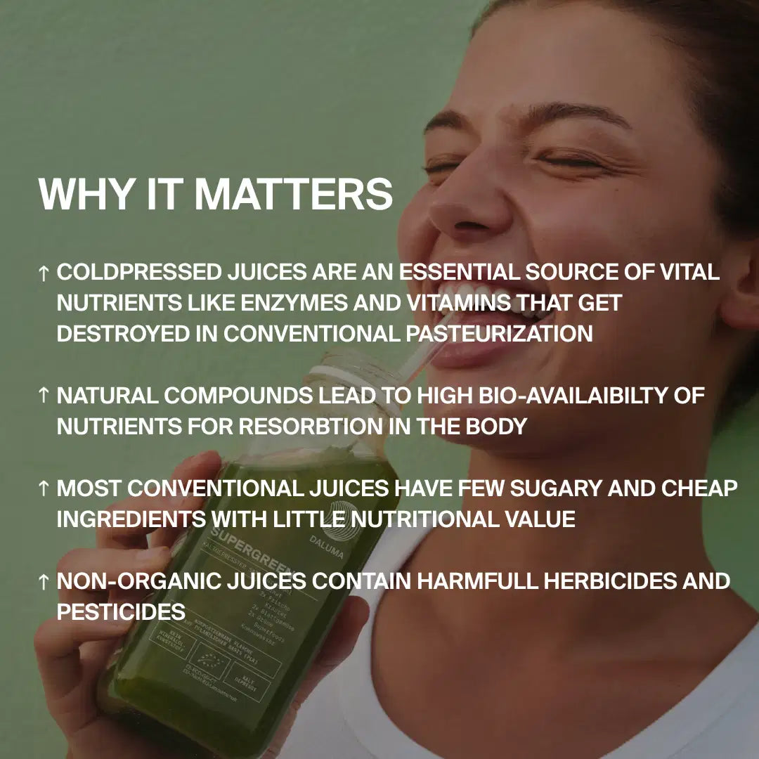Eine Frau lächelt und hält eine Flasche DALUMA SUPERGREEN GREEN JUICE 6 PACK. Der Text erklärt, wie dieser kaltgepresste Saft die Nährstoffe und die Bioverfügbarkeit steigert, im Gegensatz zu konventionellen oder nicht-biologischen Säften mit weniger Vorteilen.